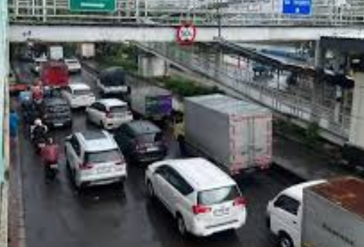 Genangan Air Hambat Lalu Lintas Jakarta Timur