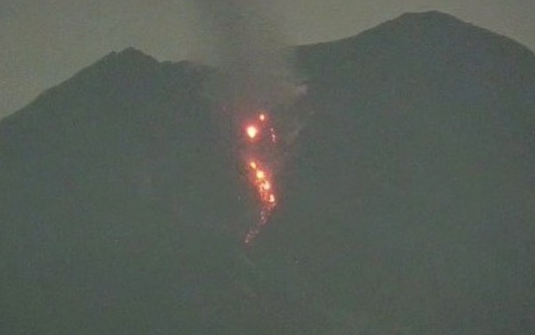 Gunung Semeru Erupsi Malam Ini, Abu 400 Meter
