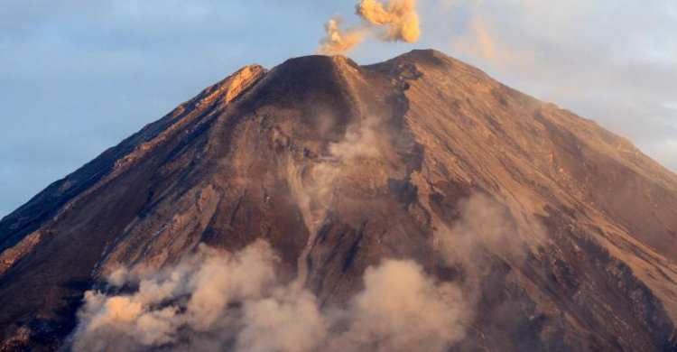 Gunung Semeru Erupsi Lagi Warga Diminta Tetap Waspada