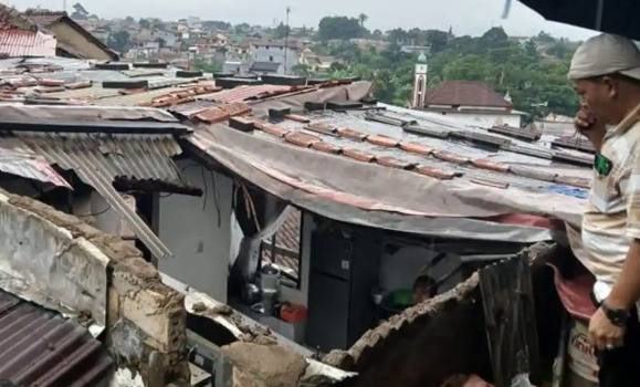 Hujan Deras Membuat Atap Rumah Warga Bogor Roboh