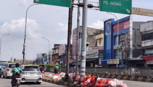 Tumpukan Sampah Ramai di Kolong Flyover Ciputat Tangsel