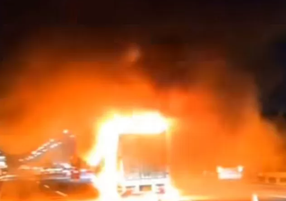 Mobil Boks Tabrakan Hingga Terbakar di Tol Jagorawi