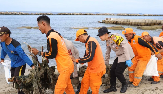 Polres Kepulauan Seribu Ajak Bersihkan Pantai