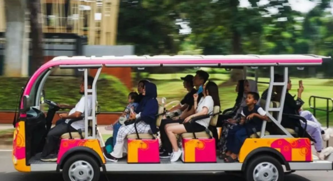 Pengunjung Malaysia Mengajak Keluarganya ke TMII