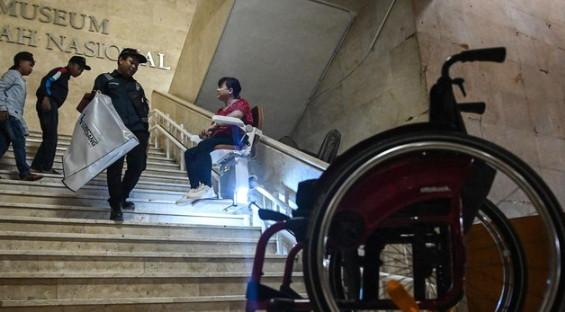 Lift Chair Mempermudah Akses Untuk Difabel di Monas