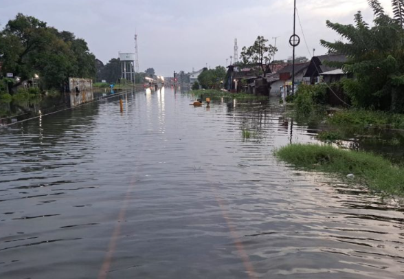 Banjir Jakarta Bikin Kereta Tidak Bisa Melintas
