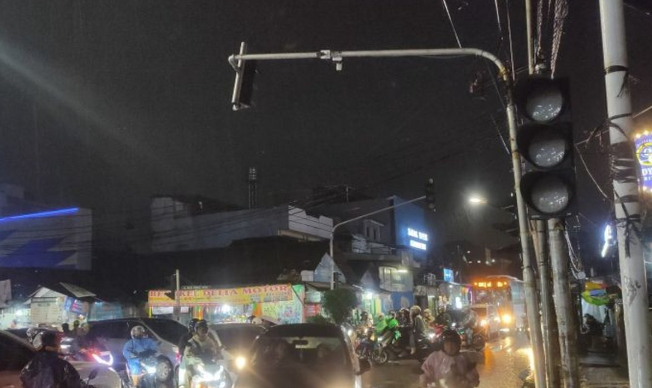 Lampu Lalin di Cengkareng Alami Gangguan Karena Hujan